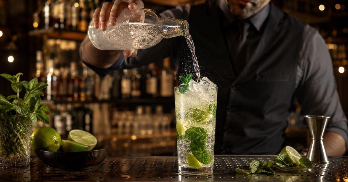 Mojito : สูตรคลาสสิกต้นตำรับ และทวิสต์ใบเตยสไตล์ไทย